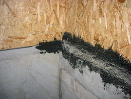 Anschluss einer Holzrahmenbauwand an eine Kelleraußenwand; Bausachverständiger Baufehler im Bereich des Wandfußes und bei der Luftdichtung